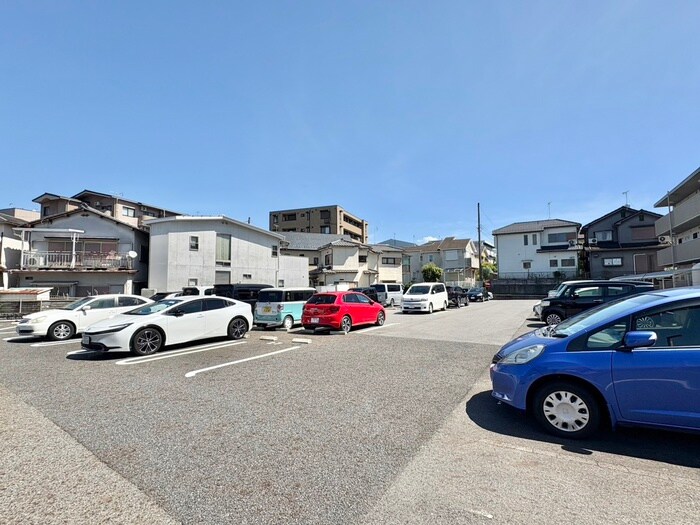 物件外観写真2　(駐車場)