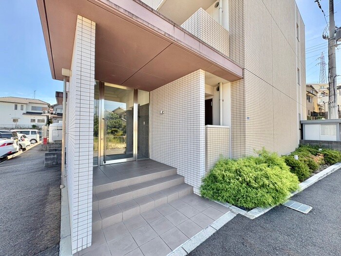 物件外観写真4　(エントランス部分)