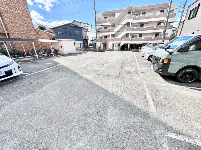 物件外観写真4　(駐車場)
