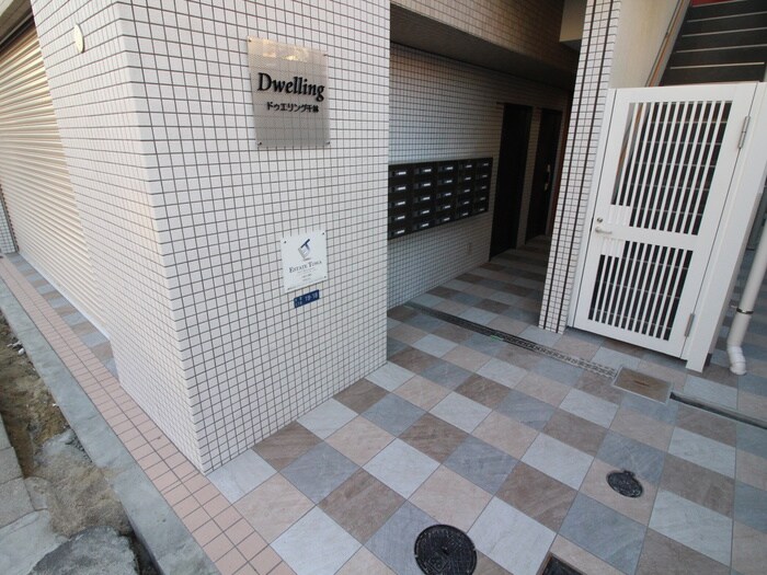 物件外観写真4　(エントランス部分)