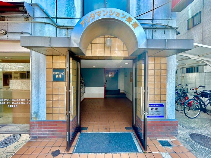 物件外観写真2　(エントランス部分)