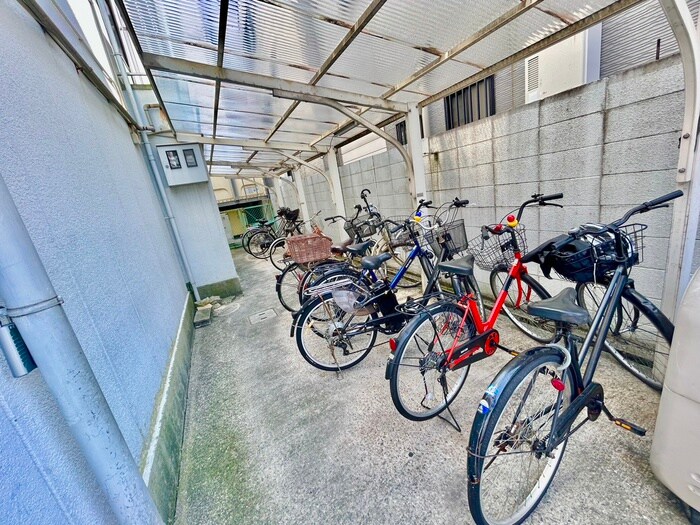 物件外観写真4　(駐輪場)