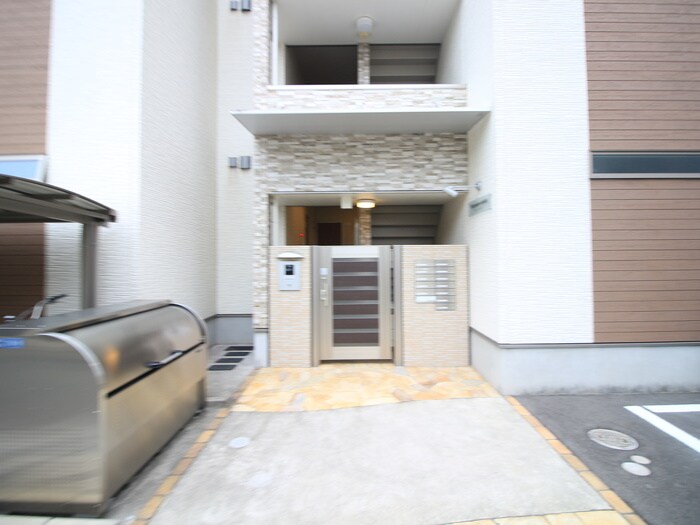 物件外観写真2　(エントランス部分)