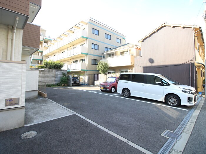 物件外観写真5　(駐車場)
