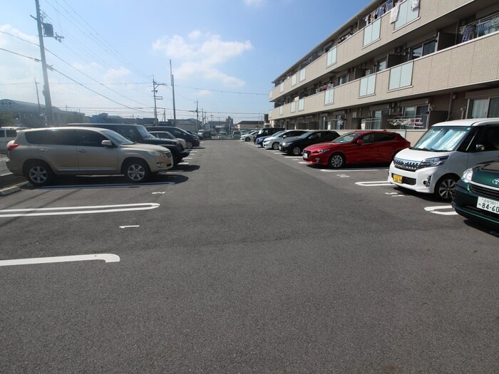 物件外観写真3　(駐車場)