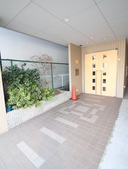 物件外観写真3　(エントランス部分)