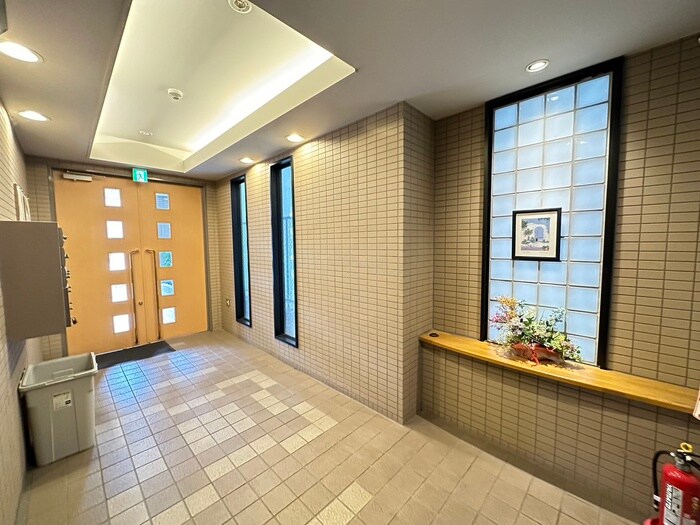 物件外観写真6　(エントランス部分)