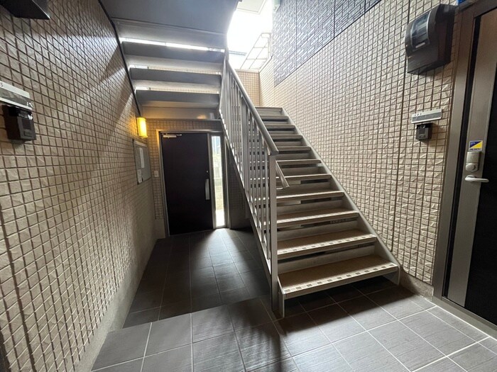 物件外観写真4　(エントランス部分)