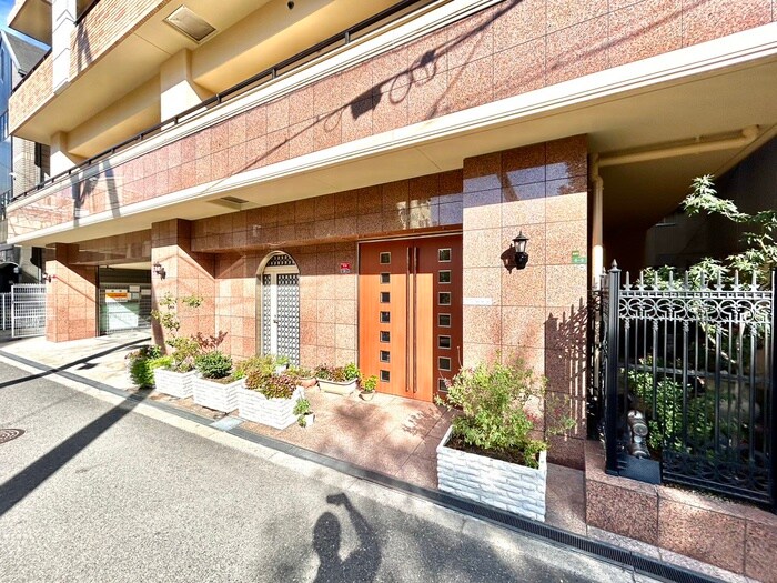 物件外観写真2　(エントランス部分)