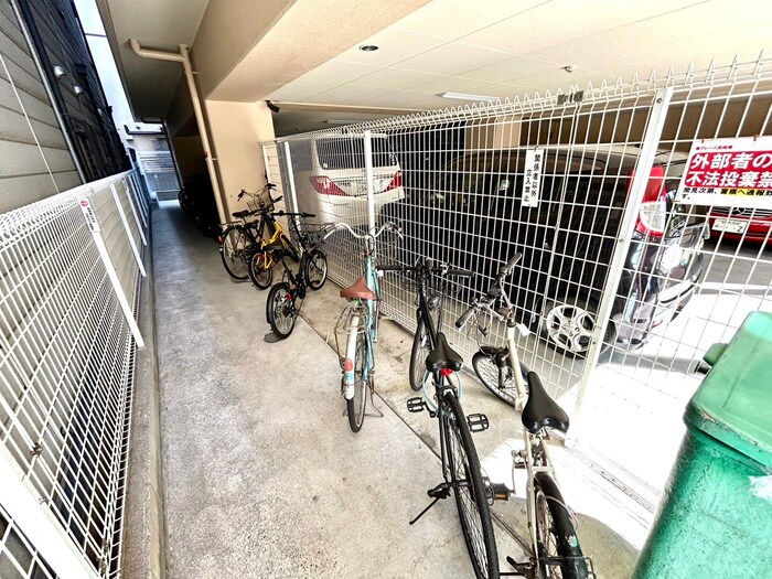 物件外観写真4　(駐輪場)