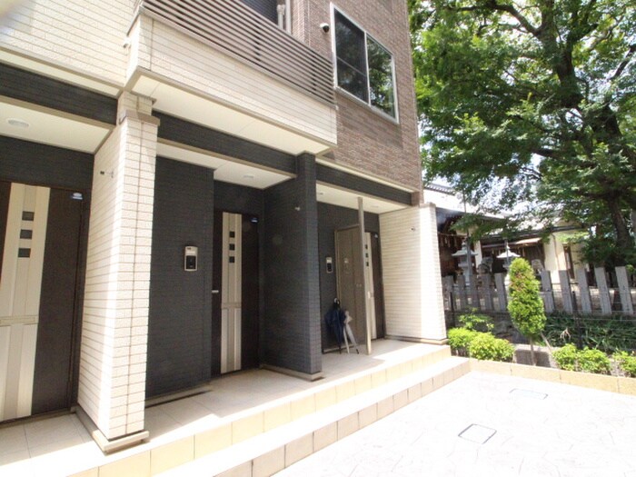 物件外観写真3　(エントランス部分)