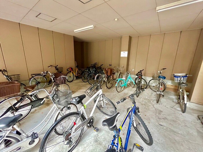 物件外観写真4　(駐輪場)