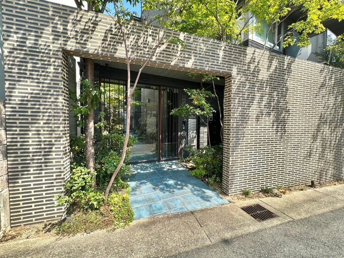 物件外観写真4　(エントランス部分)