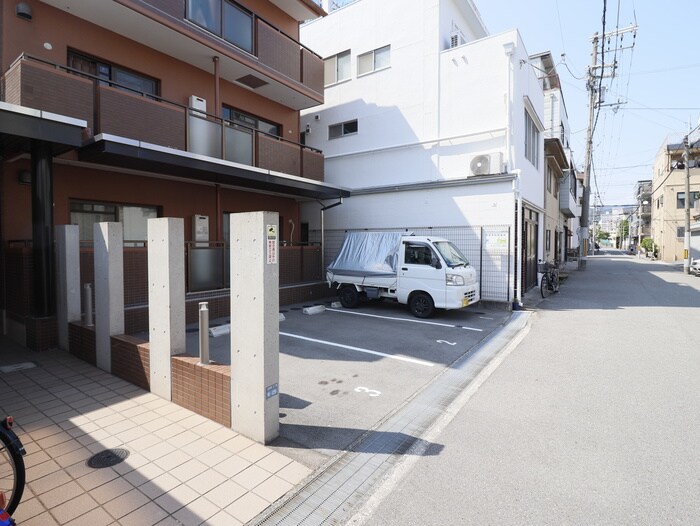 物件外観写真2　(駐車場)