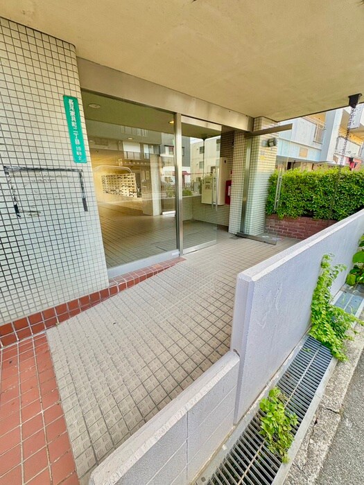 物件外観写真5　(エントランス部分)