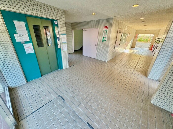 物件外観写真6　(エントランス部分)