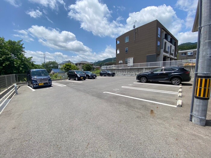 物件外観写真6　(駐車場)