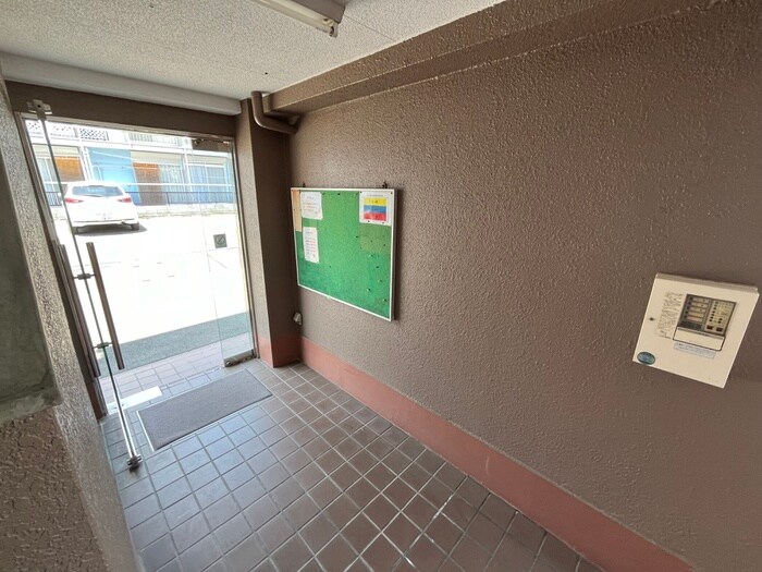 物件外観写真3　(エントランス部分)