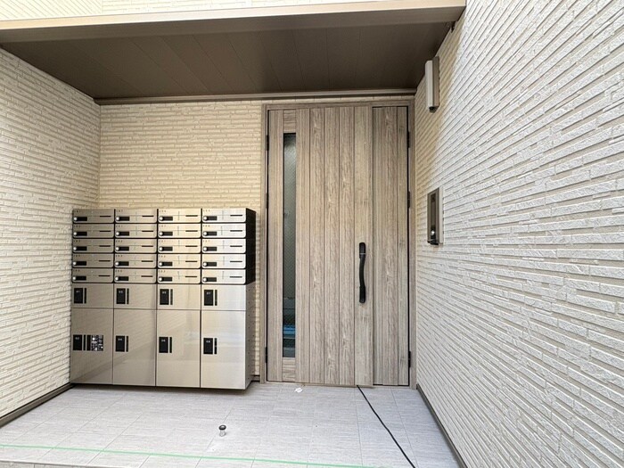 物件外観写真2　(エントランス部分)