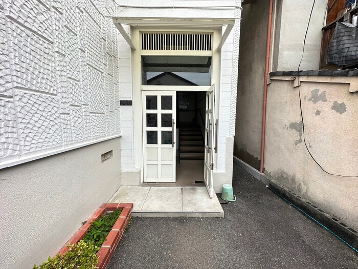 物件外観写真4　(エントランス部分)