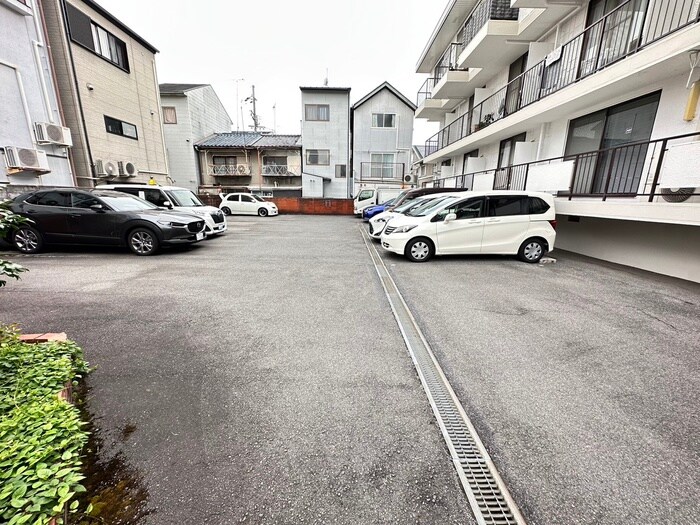 物件外観写真5　(駐車場)
