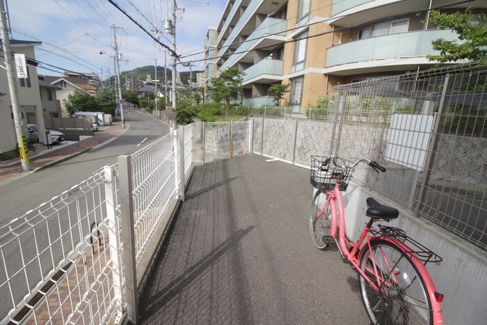 物件外観写真3　(駐輪場)