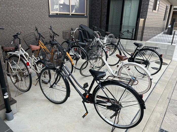 物件外観写真4　(駐輪場)