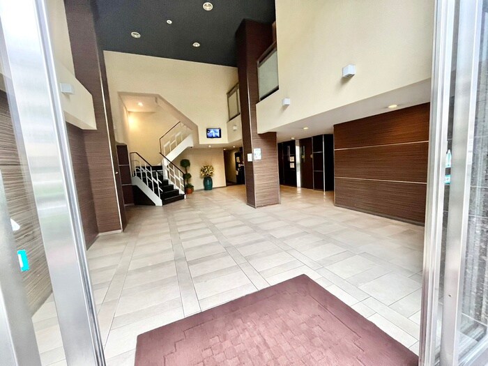 物件外観写真3　(エントランス部分)