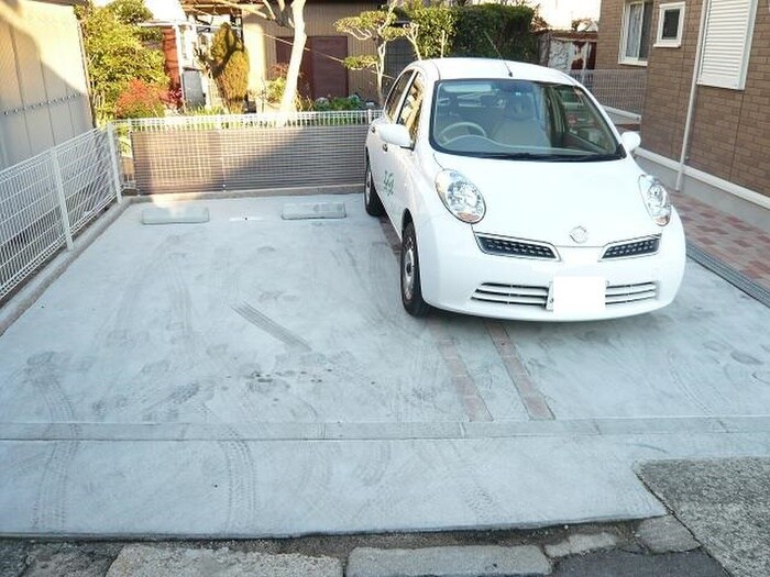 物件外観写真4　(駐車場)