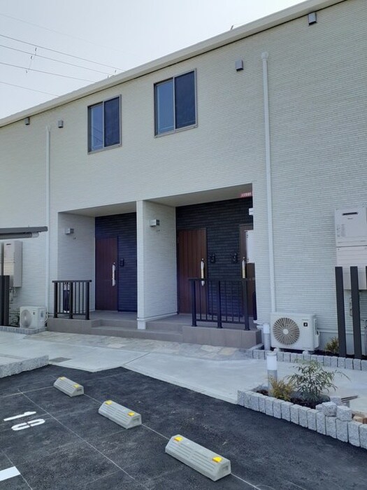 物件外観写真3　(エントランス部分)
