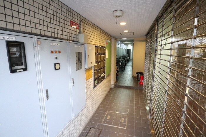 物件外観写真2　(エントランス部分)