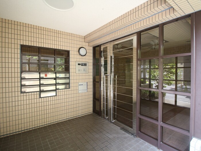 物件外観写真2　(エントランス部分)