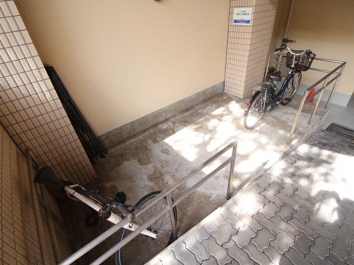 物件外観写真4　(駐輪場)
