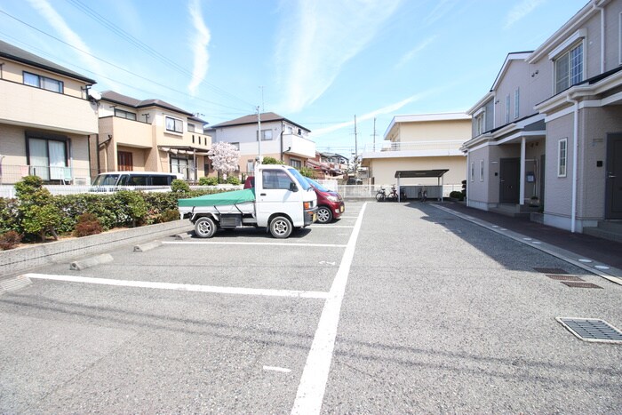 物件外観写真3　(駐車場)