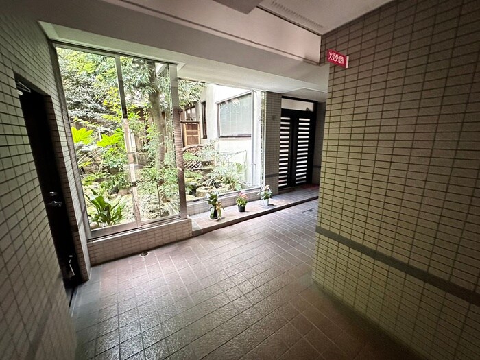 物件外観写真2　(エントランス部分)