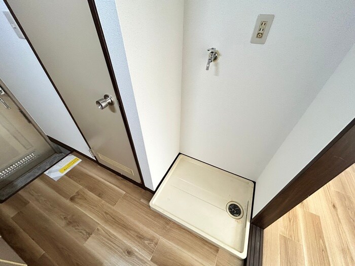 物件内観写真16　(洗濯機置場)