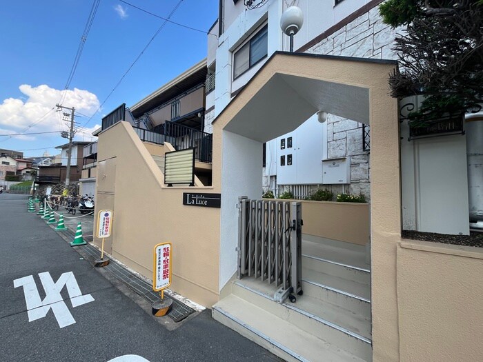 物件外観写真4　(エントランス部分)