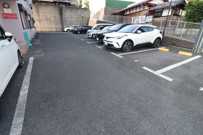 物件外観写真2　(駐車場)