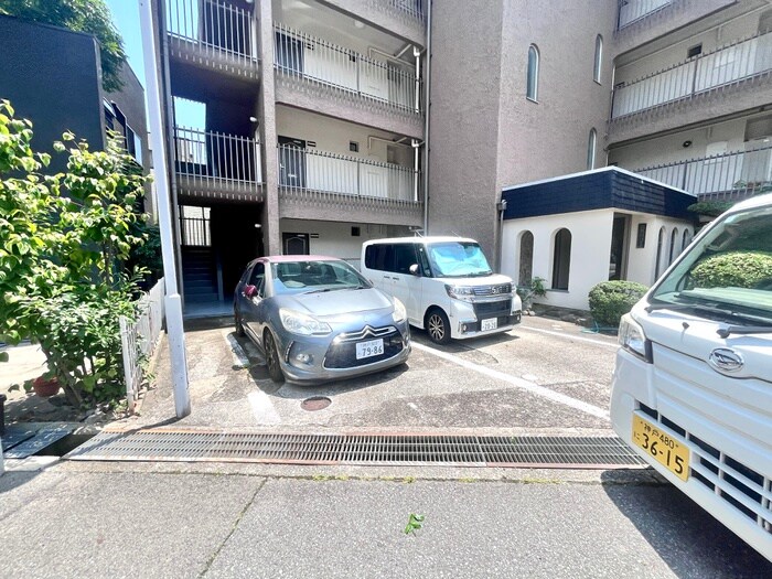 物件外観写真6　(駐車場)