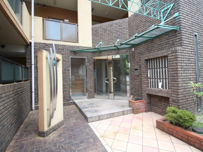 物件外観写真2　(エントランス部分)
