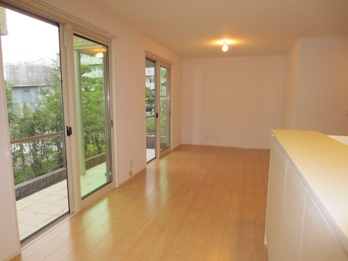 物件内観写真5　(室内からの展望)