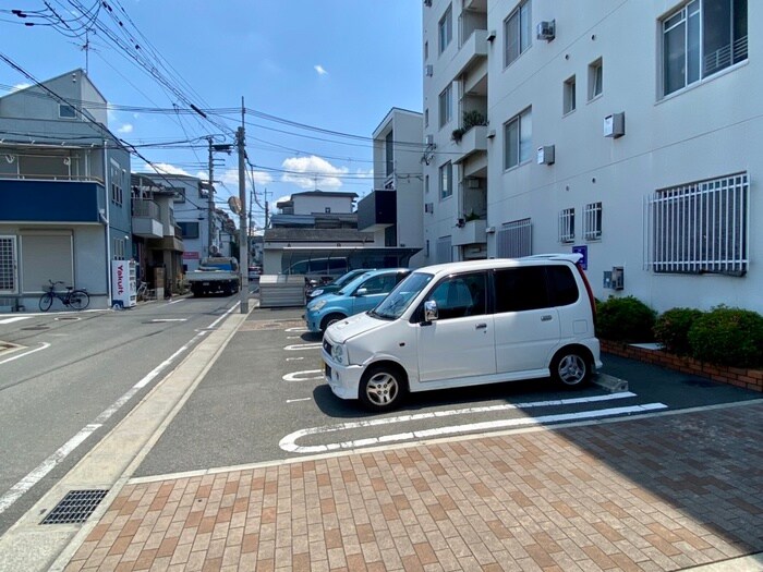 物件外観写真3　(駐車場)
