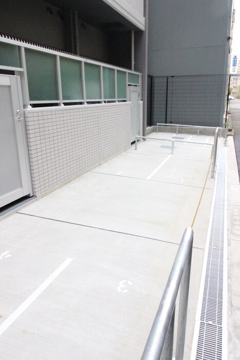 物件外観写真5　(バイク置き場)