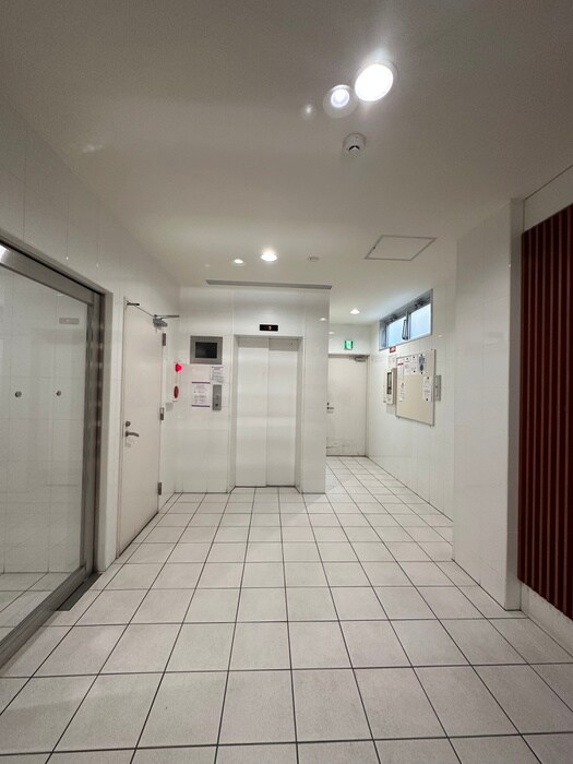 物件外観写真4　(エントランス部分)