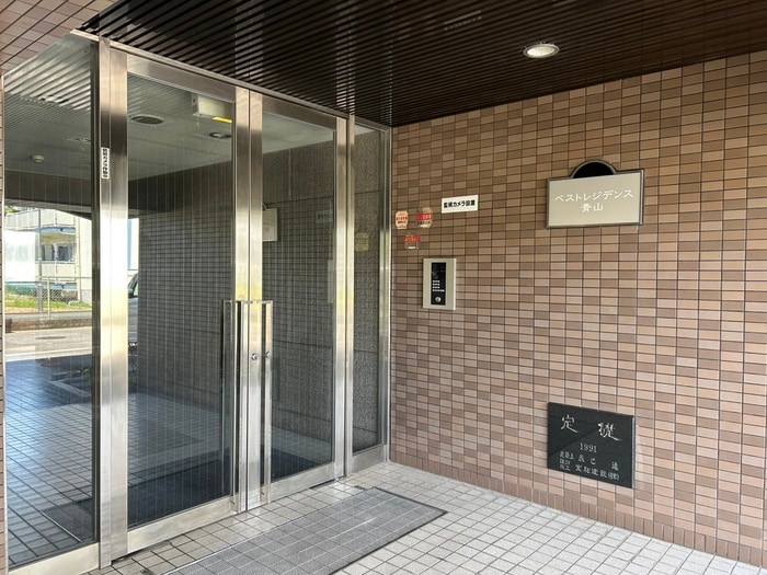 物件外観写真2　(エントランス部分)