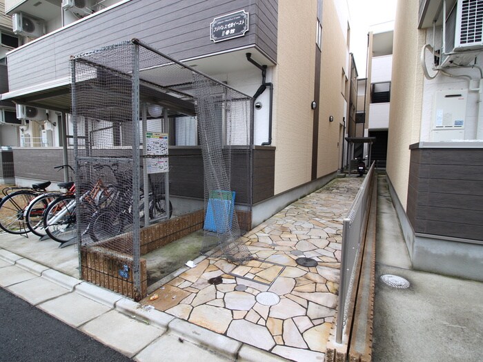 物件外観写真3　(エントランス部分)