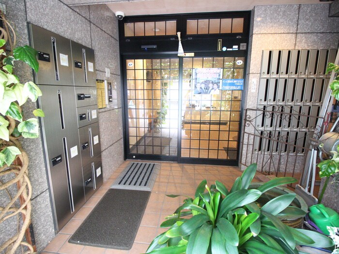 物件外観写真3　(エントランス部分)