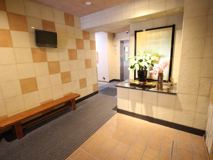 物件外観写真4　(エントランス部分)