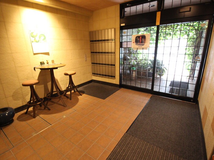 物件外観写真5　(エントランス部分)