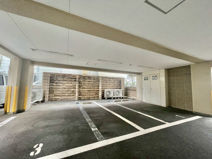 物件外観写真4　(駐車場)